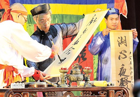 Two hundred and fifty calligraphic pictures on paper, bamboo and pottery is shown at the Thang Long – Hanoi calligraphy exhibition. (Photo:SGGP) Two hundred and fifty calligraphic pictures on paper, bamboo and pottery is shown at the Thang Long – Hanoi calligraphy exhibition. (Photo:SGGP)